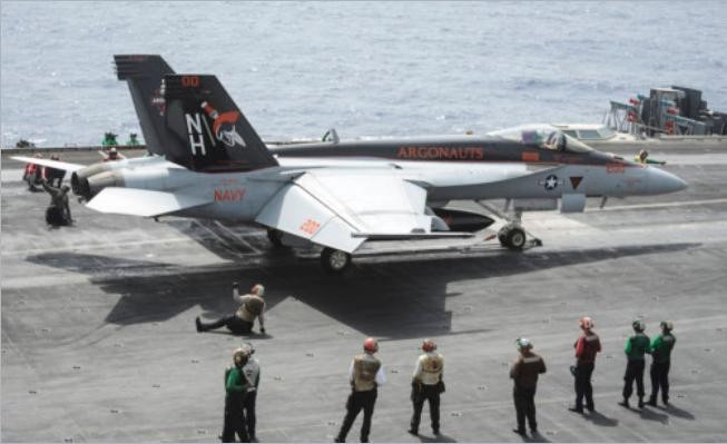 Máy bay chiến đấu Super Hornet huấn luyện cất cánh trên tàu sân bay Nimitz